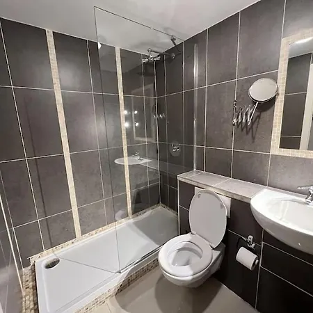 Отель Sir John Rodgerson *