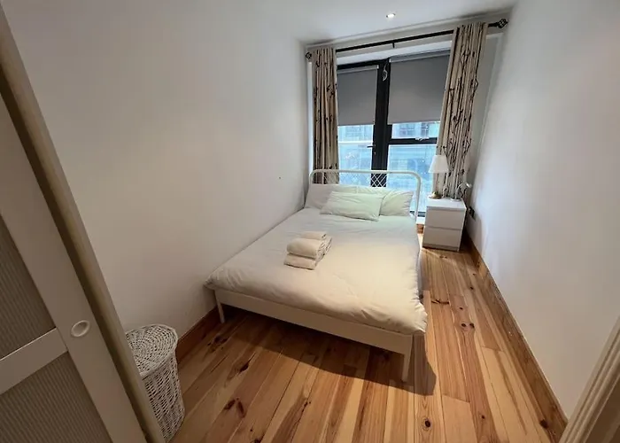 Sir John Rodgerson Hotel *